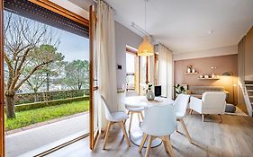Yid Quiet With Garden Close To Florence